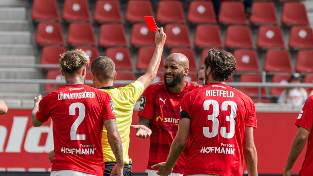 HFC-Torjäger Terrence Boyd sieht gegen 1860 München die Rote Karte.