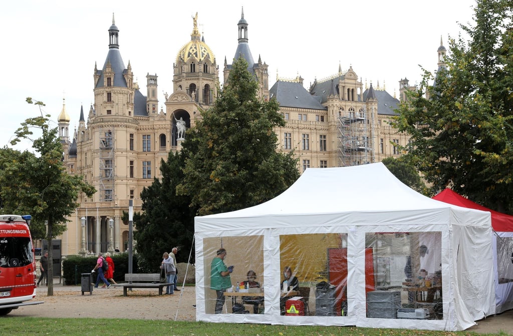 Vor dem Schweriner Schloss findet eine Impf-Aktion statt.