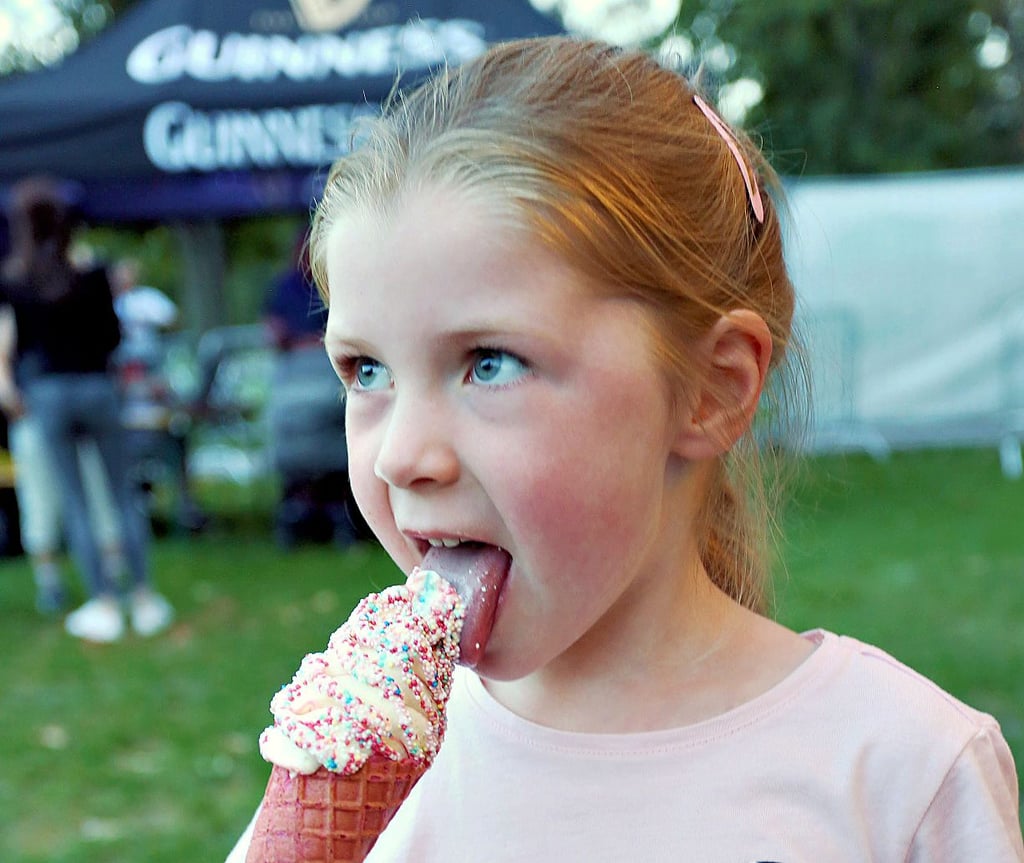 Emilia probiert das besondere Eisvergnügen.