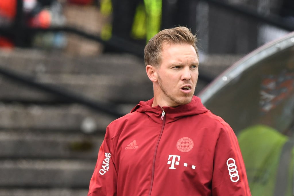 Bayerns Trainer Julian Nagelsmann während eines Spiels an der Seitenlinie.