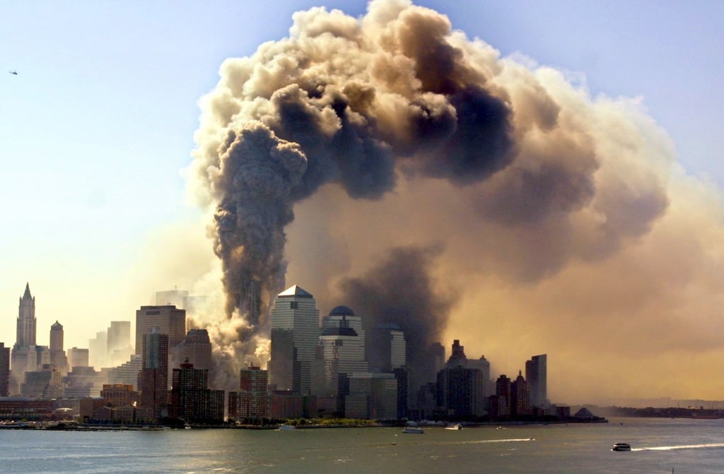 Ein Turm des World Trade Centers in New York stürzt am 11.09.2001 in sich zusammen, nachdem er von einer Passagiermaschine getroffen worden ist.