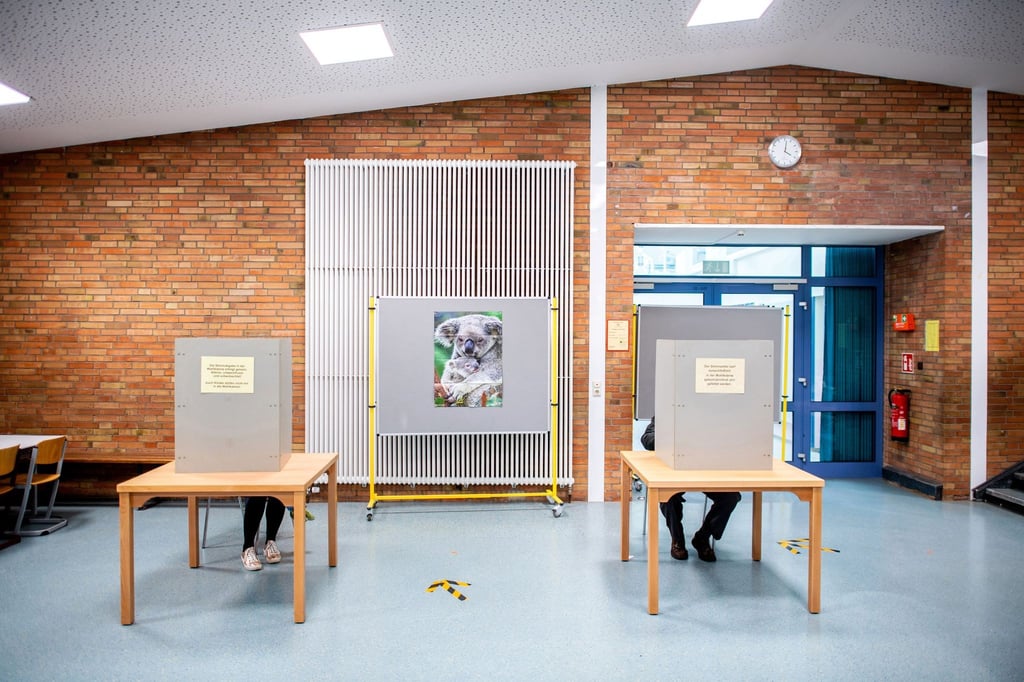 Wahllokal im Foyer einer Grundschule in Oldenburg. In ganz Niedersachsen werden die Abgeordneten in den kommunalen Vertretungen wie den Kreistagen, Stadt- und Gemeinderäten, Samtgemeinderäten, Stadtbezirksräten sowie Ortsräten gewählt.