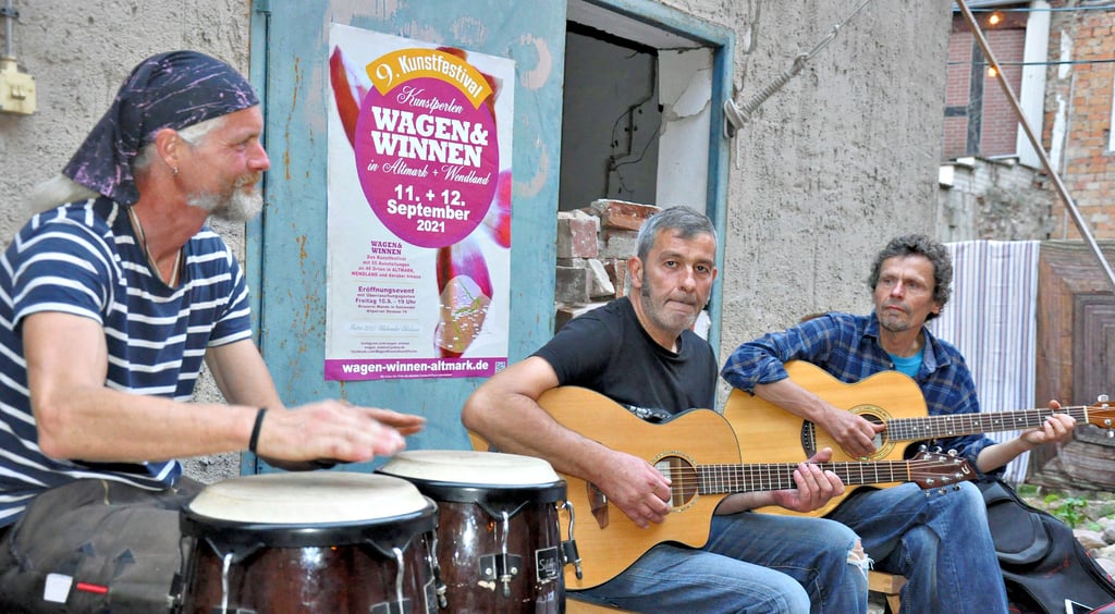 Arno, Andi und Christian sorgten in der Alten Brauerei Wande am Eröffnungsabend von Wagen & Winnen 2021 im Wechsel mit ?Les Flics? aus Berlin musikalisch für Stimmung. Das Motto des diesjährigen Kunst- und Kulturfestivals lautete ?Blühender Blödsinn?.
