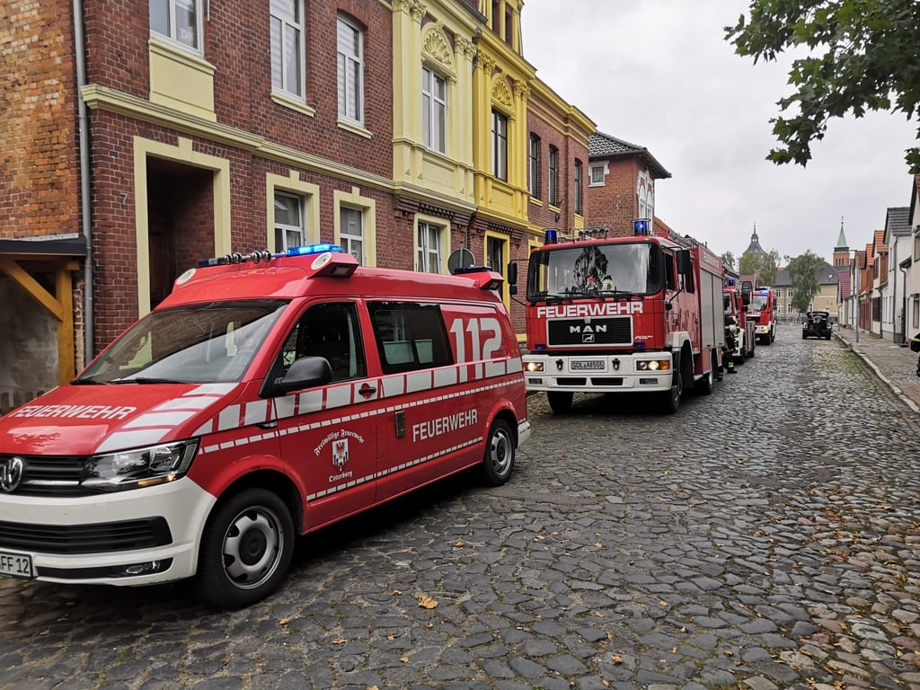 Einsatzkräfte der Osterburger Feuerwehr waren mit vier Fahrzeugen an der Grundschule vor Ort.