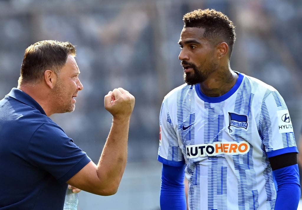 Herthas Cheftrainer Pal Dardai (l) gibt Kevin-Prince Boateng Anweisungen.