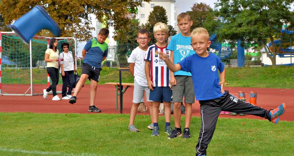 Beim Aktionstag im Bördestadion hatten die Gastgeber von SV Blau-Weiß Empor Wanzleben Familienwettbewerbe abgeboten und viele Besucher beteiligten sich daran, so wie hier beim Gummistiefel-Weitwurf.