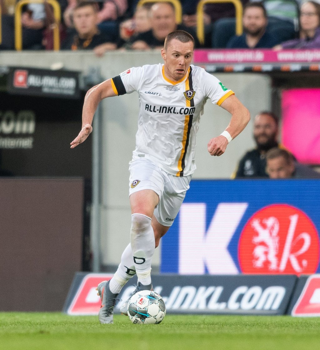 Dynamos Haris Duljevic spielt den Ball.