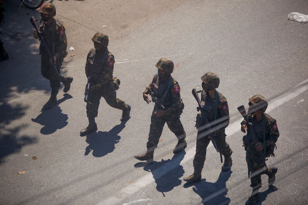 Soldaten gehen im März während eines Protestes gegen den Militärputsch in Myanmar über eine Straße. Symbolbild