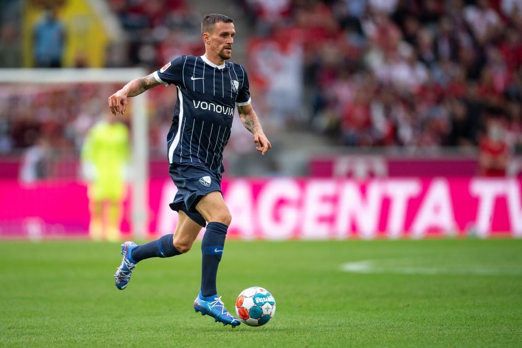 Bochums Simon Zoller spielt den Ball.