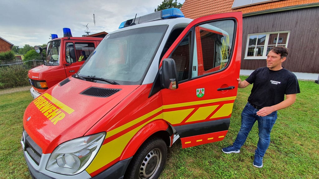 Noch nicht offiziell übergeben, aber schon im Einsatz: der neue Mannschafttransportwagen. Mit im Bild: Ortswehrleiter Marcel Walter.