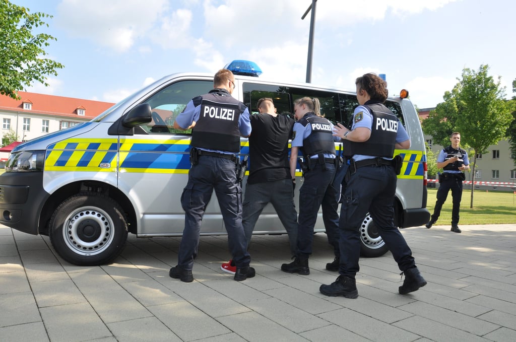Polizeischüler trainieren eine Festnahme.