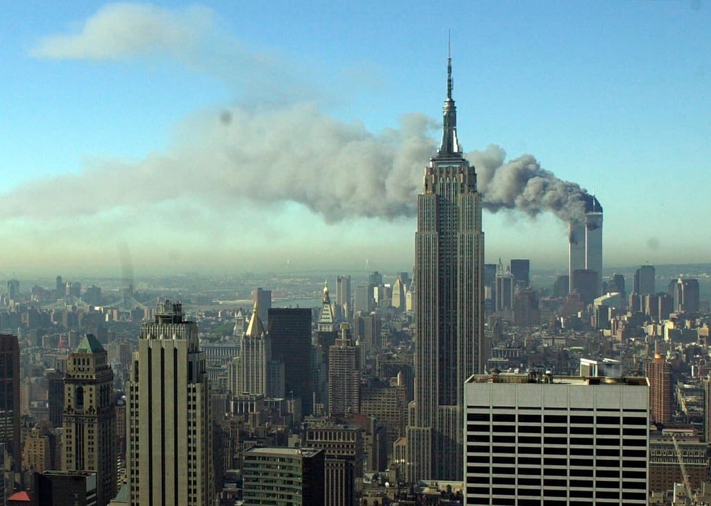 Ein Bild, das die Welt nicht vergisst: Rauchschwaden ziehen über die Skyline von New York City, nachdem zwei entführte Flugzeuge in die Zwillingstürme des World Trade Centers geflogen waren.