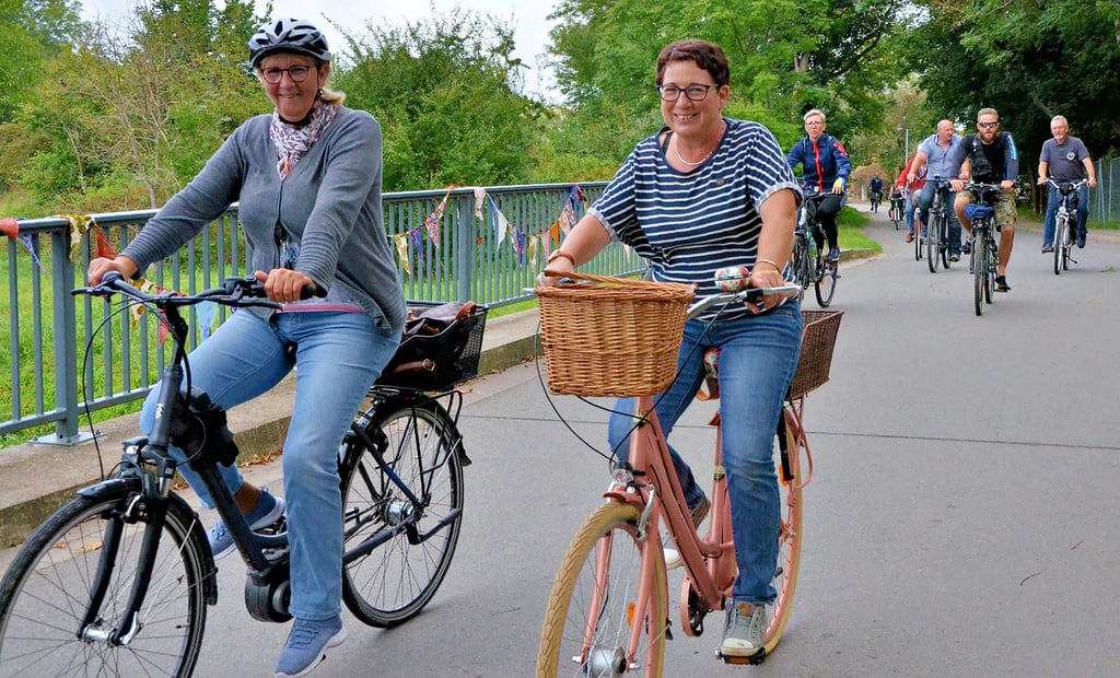 Zieleinlauf in Ilberstedt. 400 Fahrer aus dem gesamten Salzlandkreis hatten sich für den Salzlandradeltag angekündigt, dazu kamen etliche weitere spontane Radler und Besucher zum großen Fest, das die Gemeinde Ilberstedt und ihre Vereine auf dem Sportplatz veranstalteten.