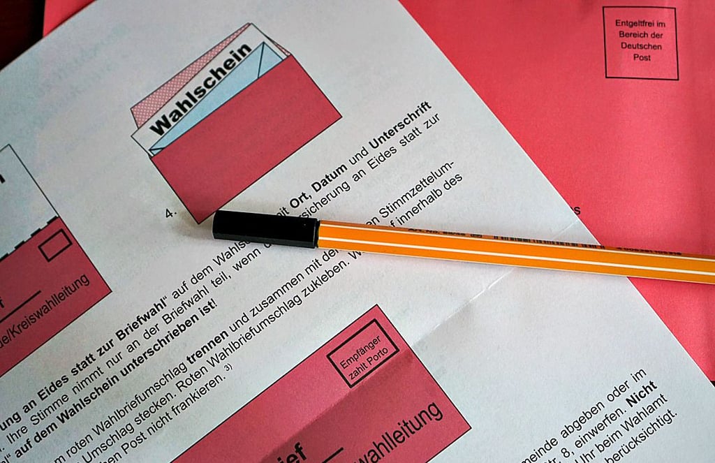 Ein Stimmzettel und ein Umschlag für die Briefwahl. Bereits jetzt haben 15 Prozent der Zerbster so gewählt.