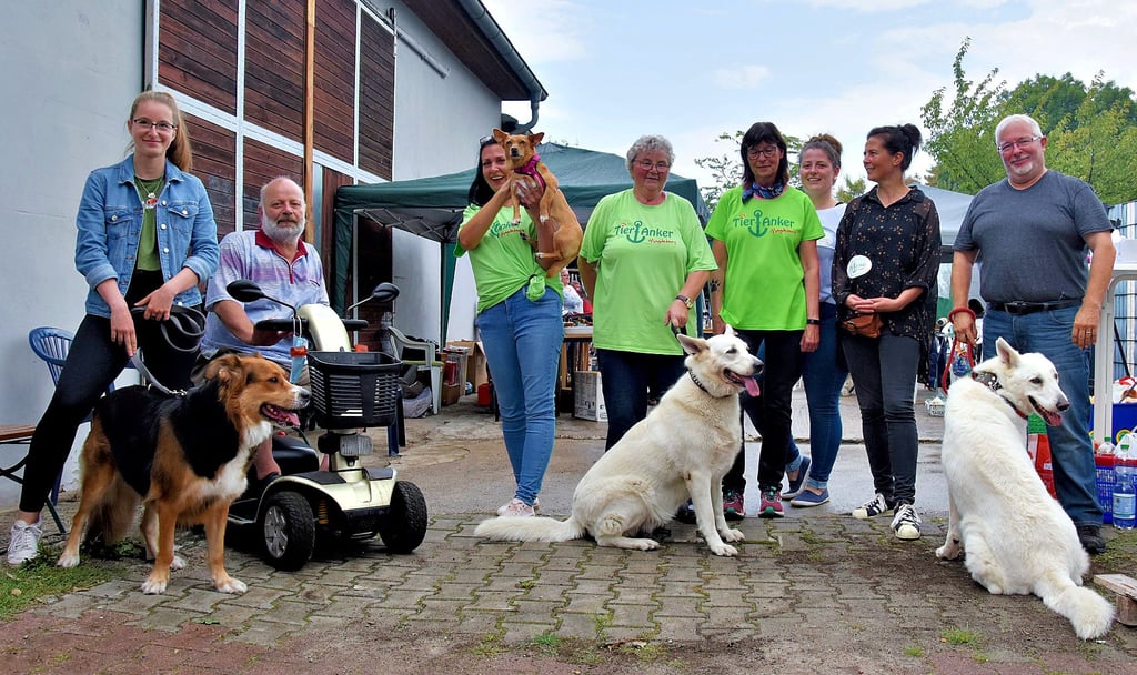 Mit einem kleinen Sommerfest hat sich der Tieranker e. V. um Vereinsvorsitzende Christina Böker (4. v. r.) und Schatzmeister André Wiedom (r.) am Sonnabend bei den Unterstützern bedankt, die durch ihre Spenden die Arbeit des Vereins ermöglichen.