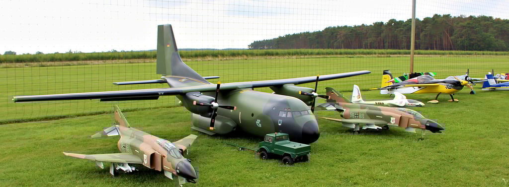 Thomas Euen aus Grieben baute zwei Jahre lang an diesem Modell der Transall, hier flankiert von zwei Phantom-Jagdbombern.