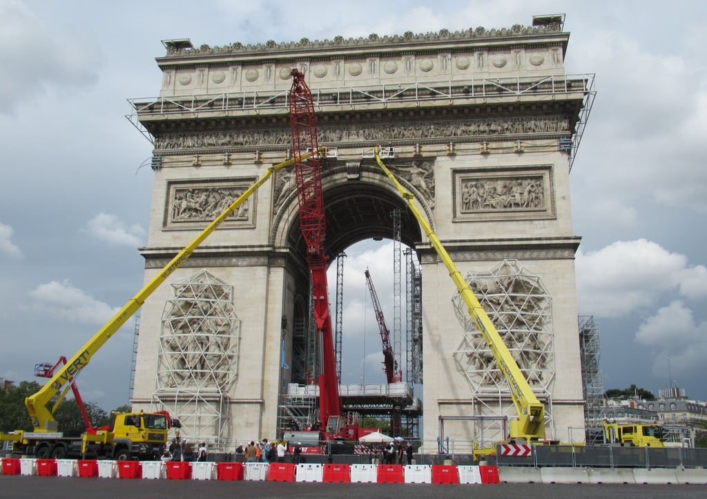 Kräne und Gerüste, aufgenommen vor der bevorstehenden Christo-Verhüllung des Pariser Triumphbogens.