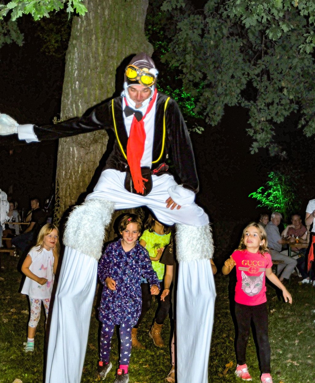 Karsten Giersch als Walking Act bei der Bernburger Tiergarten-Nacht.