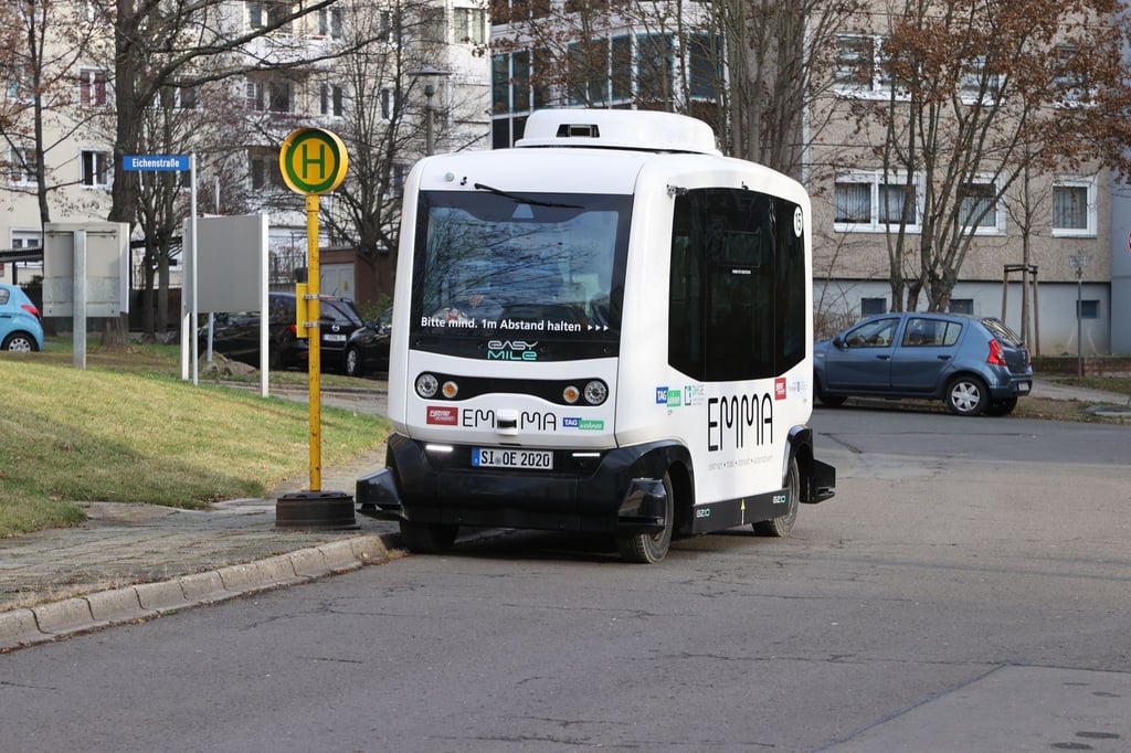 Der automatisierte Elektrobus steht an einer Haltestelle.
