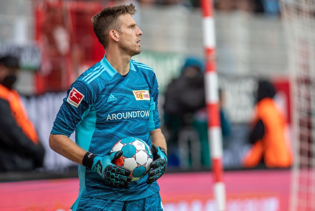 Torwart Andreas Luthe hält einen Ball und blickt auf das Spielfeld.