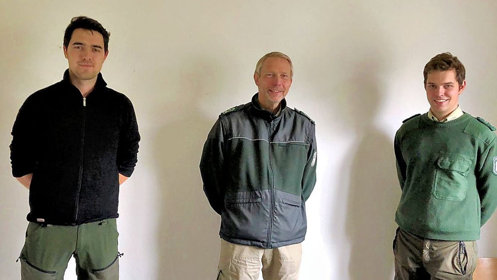 Forstdirektor Rainer Aumann (M.) und Marius Kühl (Leiter des Forstrevieres Schweinitz) freuen sich darüber, dass Jan Illerich (li.) sich für das duale Studium entschieden hat.