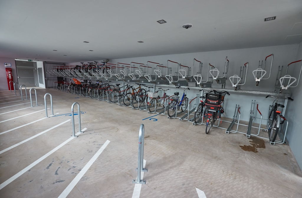 Blick in die untere Etage mit Fahrradständern des Fahrradparkhauses an der Haltestelles Kellinghusenstraße.