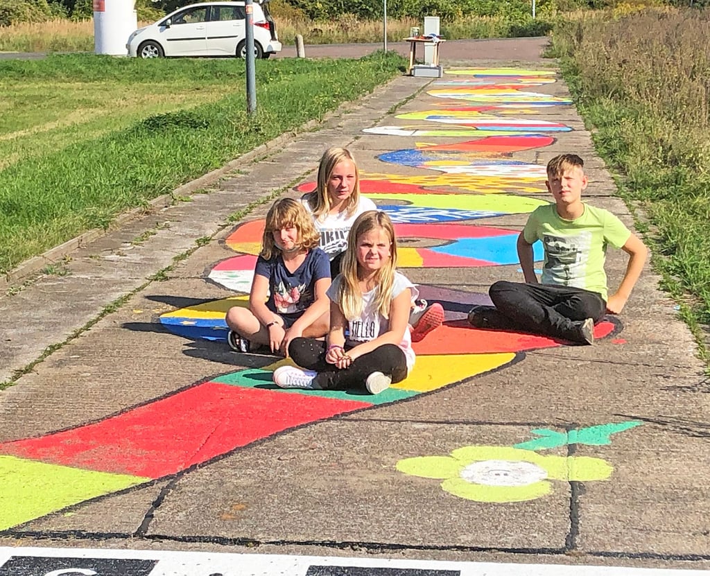 Stolz präsentieren die Kinder ihr Werk - der gestaltete Weg an der Ackerstraße