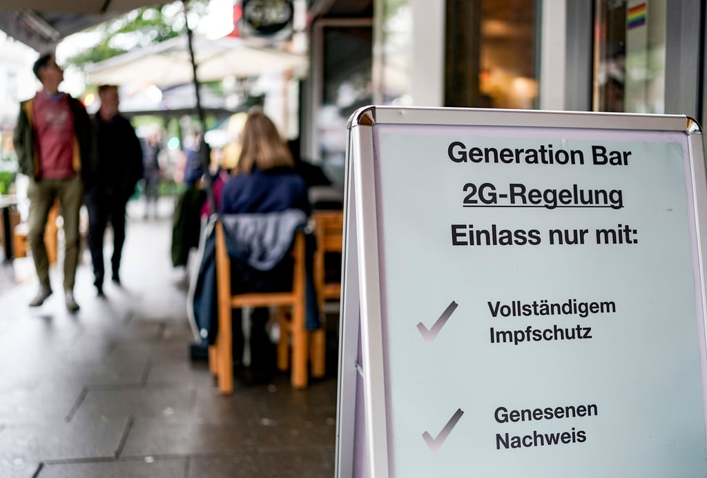 Solche 2G-Schilder stehen bereits in Hamburg. Bald auch in Sachsen-Anhalt?