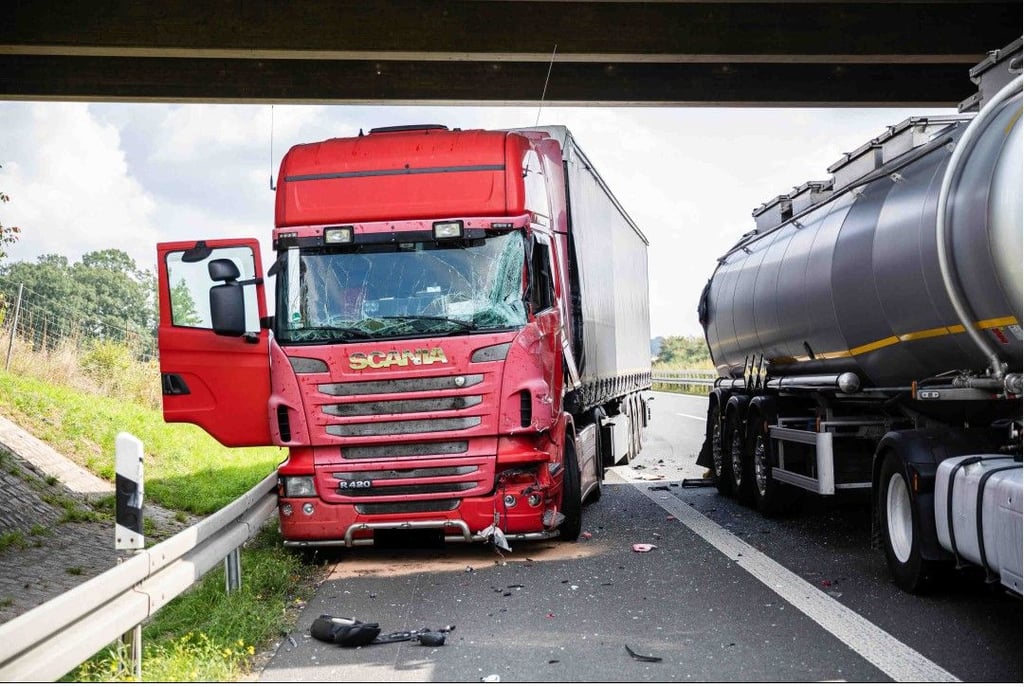 Auf der A4 bei Pulsnitz kam es am Montag zu einem Lkw-Unfall.