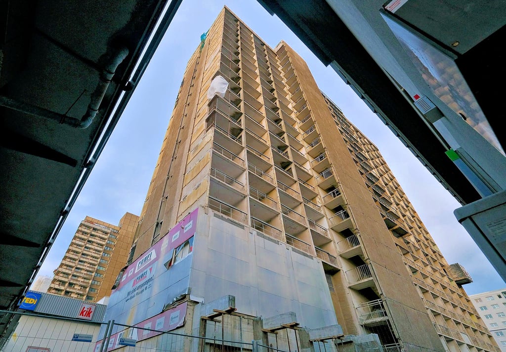 An der Scheibe C im Zentrum von Neustadt wird wieder weitergebaut. Der Streit zwischen Stadt und Investor ist jedoch noch nicht beigelegt.