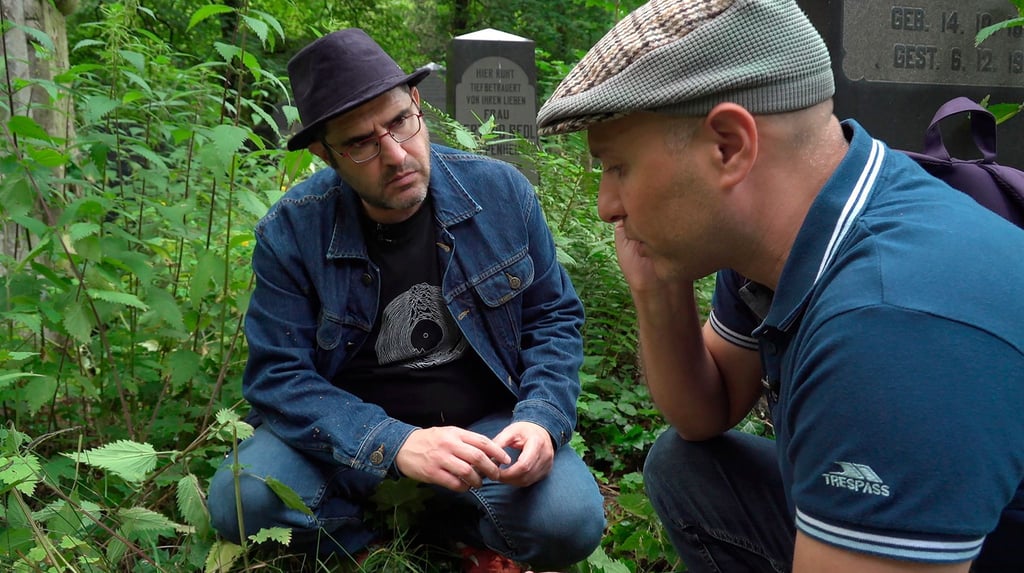 Dory Manor und Moshe Sakal auf dem Jüdischen Friedhof Weißensee in Berlin.