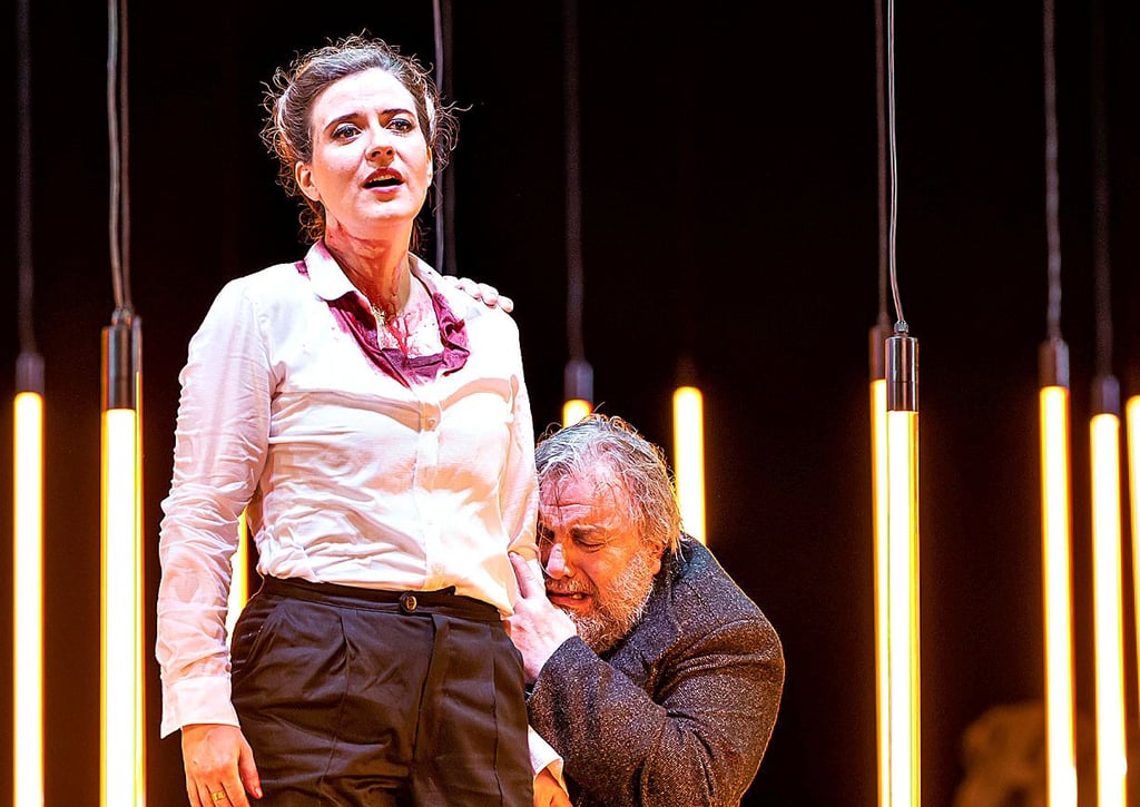 Rigoletto (Ólafur Sigurdason) und Gilda (Ania Vegry)