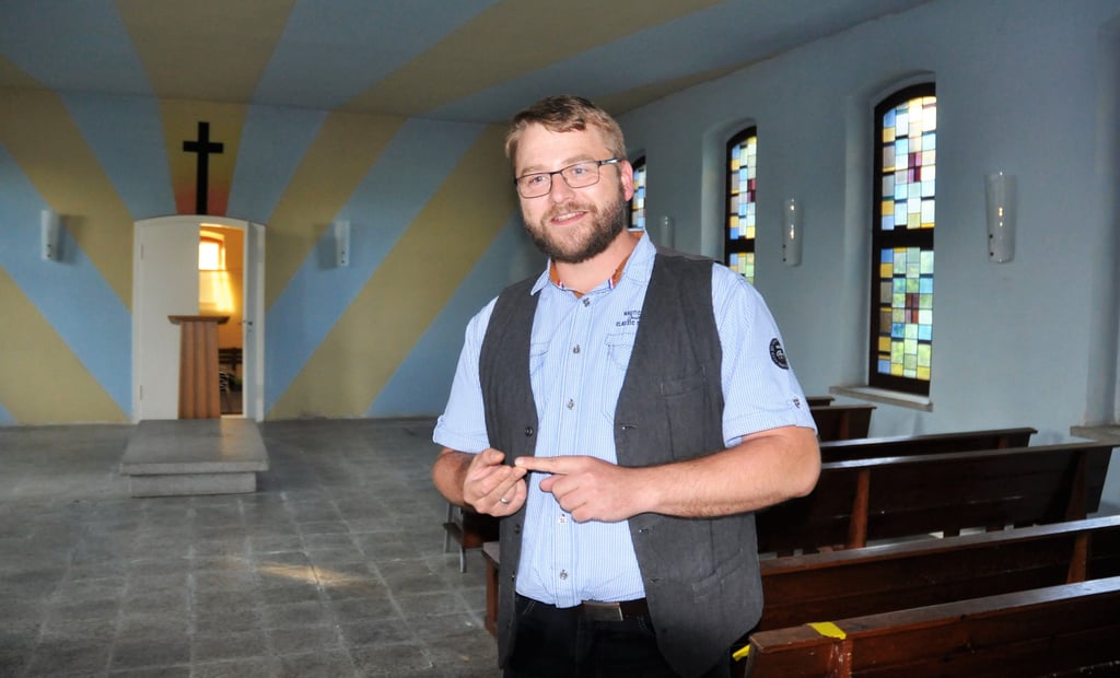 Ortsbürgermeister Christian Köpke in der Trauerhalle. Auch die Holzbänke müssen ausgetauscht werden, weil die Holzwürmer ganze Arbeit leisten.