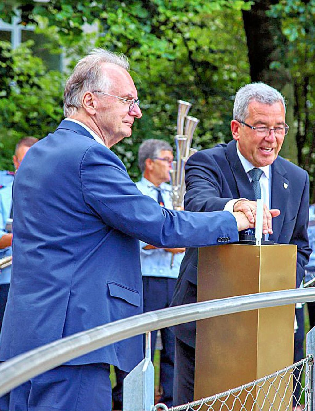 Reiner Haseloff und Deddo Lehmann drücken gemeinsam den Buzzer.