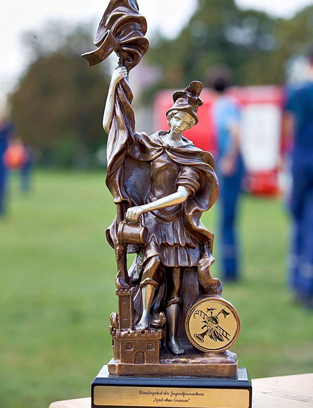 Diesen Wanderpokal sicherte sich die erste Mannschaft der Wehr Jessen.