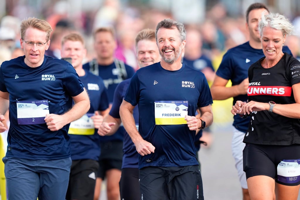 Dänemarks Kronprinz Frederik (M) und Schleswig-Holsteins Ministerpräsident Daniel Günther (l) beim Royal Run.