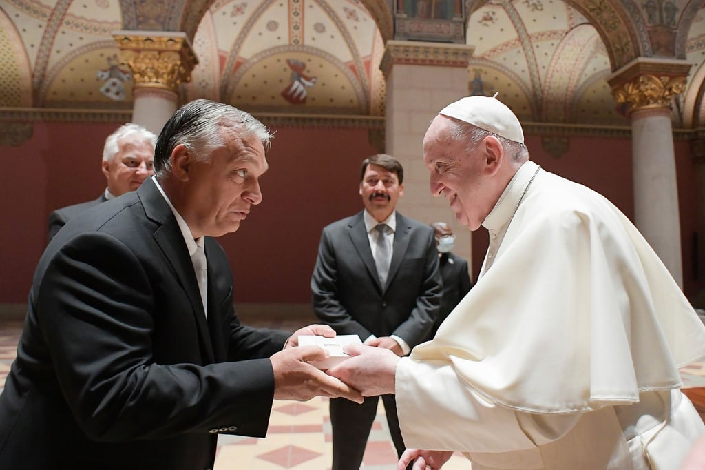 Papst Franziskus (r.) und Viktor Orban in Budapest.