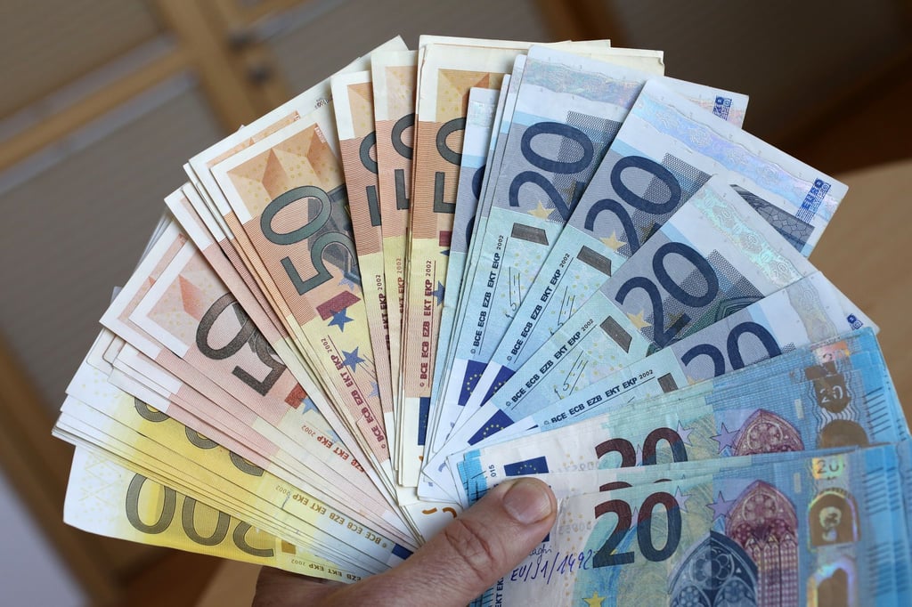 Sichergestelltes Falschgeld wird bei einem Pressetermin in einer Bundesbank-Filiale präsentiert.