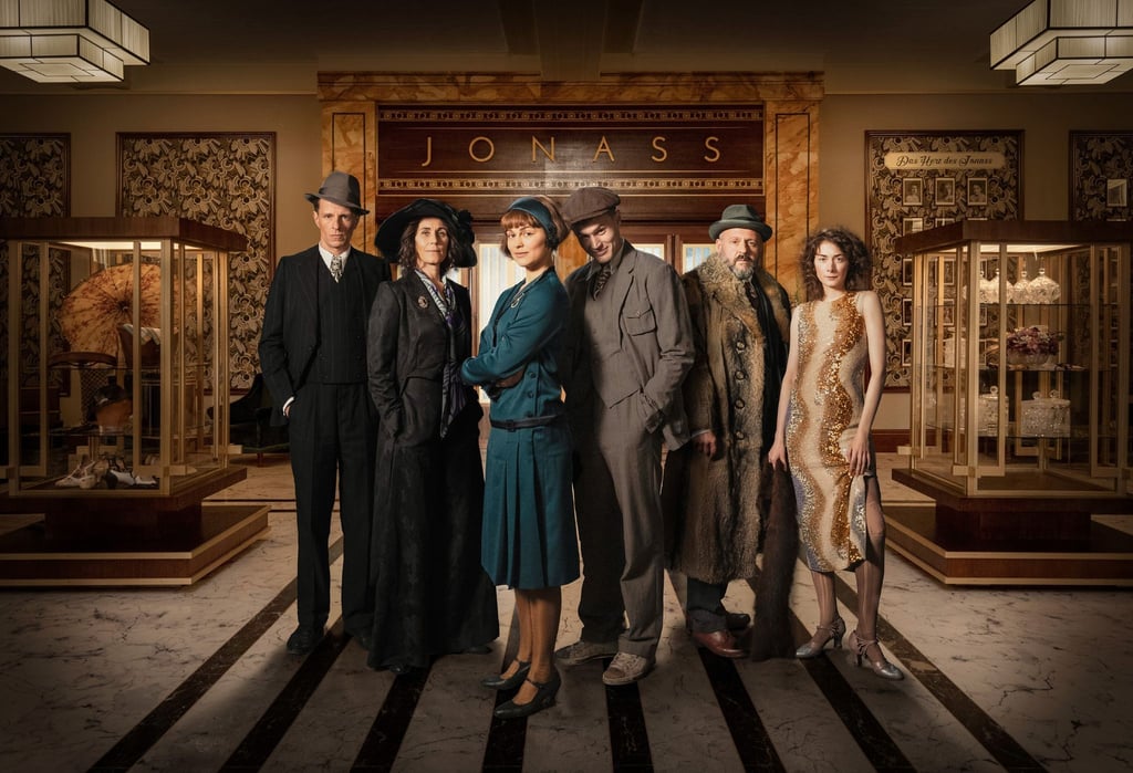 Arthur Grünberg (Alexander Scheer, l-r), Alice Grünberg (Nina Kunzendorf), Vicky Maler (Naemi Feitisch), Harry Grünberg (Ludwig Simon), Carl Goldmann (Samuel Finzi), Elsie Schön (Amy Benkenstein) stehen vor dem Kaufhaus "Jonass"- Szenerie für das Serien-Großprojekt „Torstraße 1“.