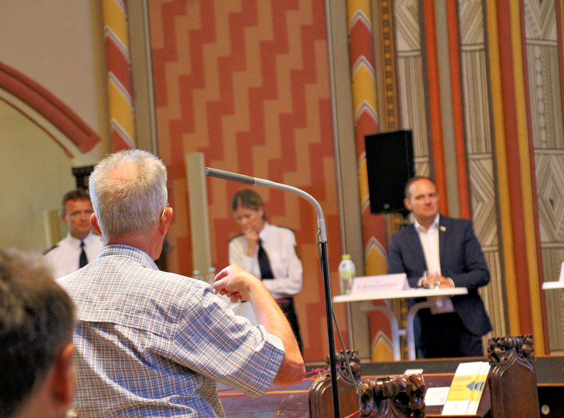 Einige  Anwohner nutzen die Versammlung in der Pauluskirche für Nachfragen. 