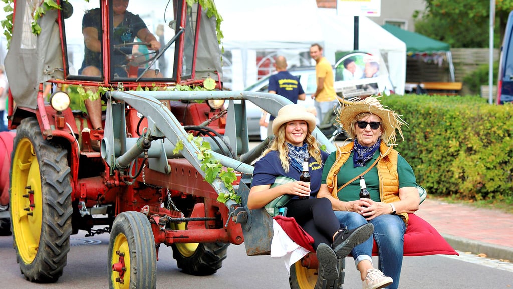 Bunt geschmückt und mit individuellen Sitzgelegenheiten zog der Umzug zum Erntedankfestes in Schinne durch das Dorf.
