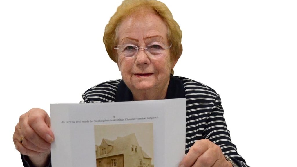 Hannelore Thönert mit einer Aufnahme des Hauses der Familie Klinger, das 1924 bezugsfertig war.