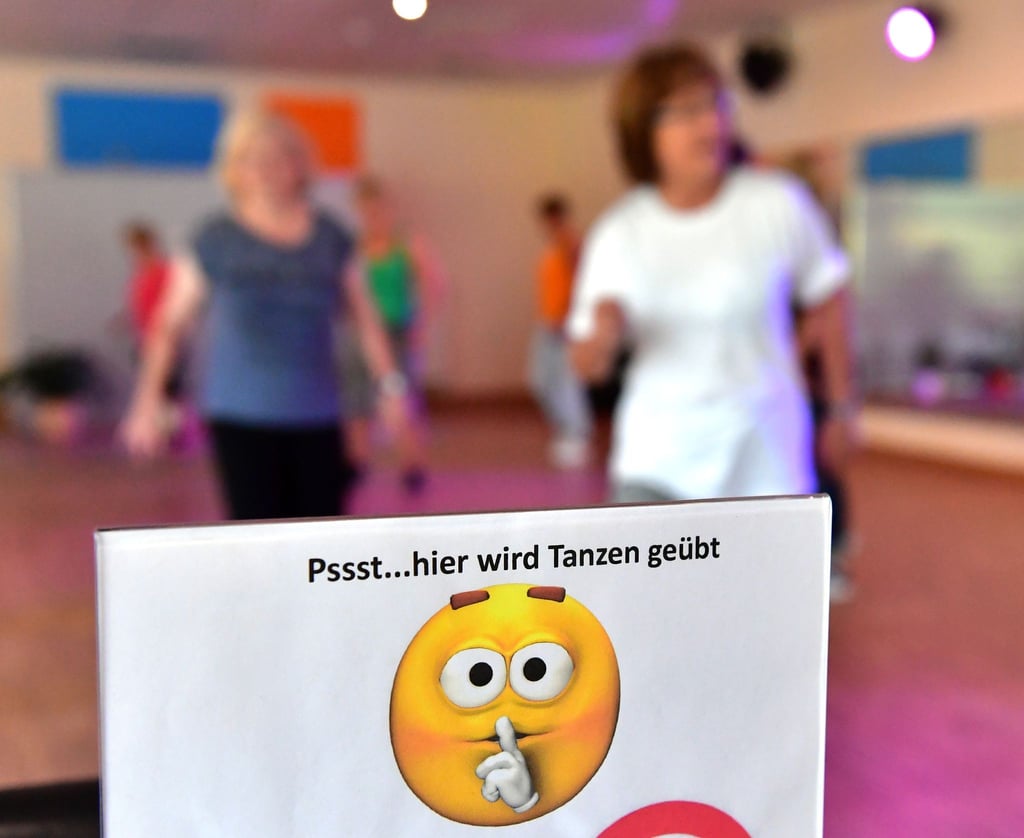 Frauen tanzen in der Tanzschule Paunack.