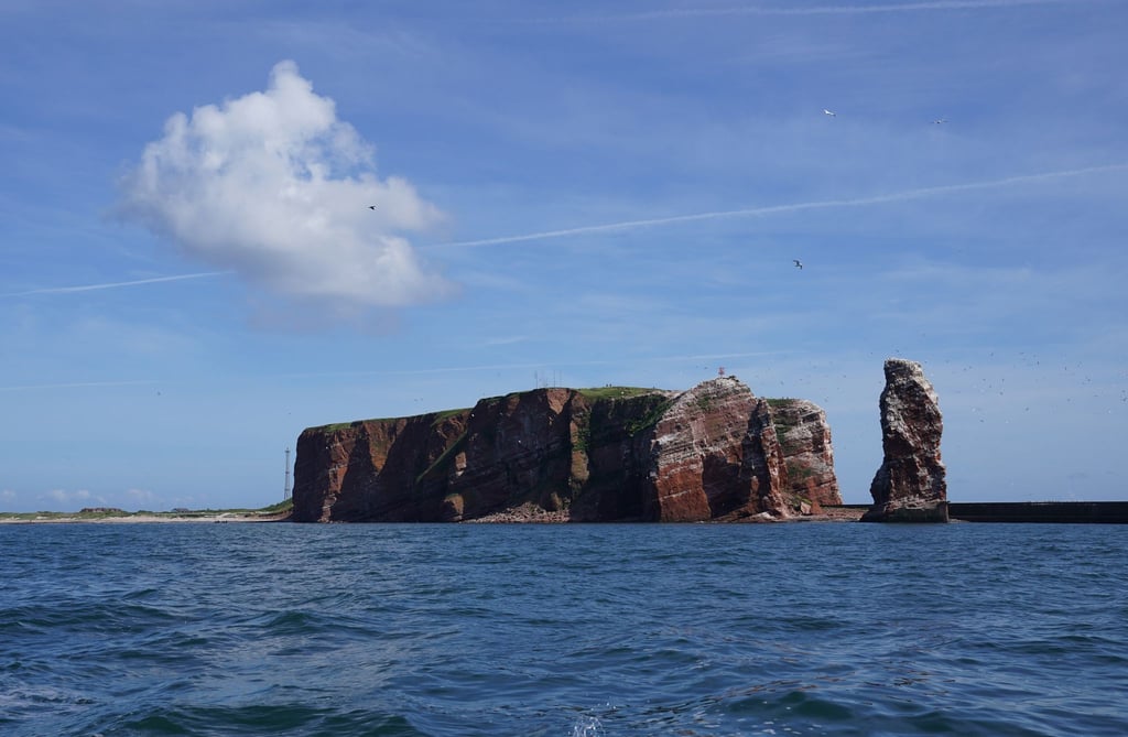 Die Hochseeinsel Helgoland ist vom Wasser aus zu sehen.