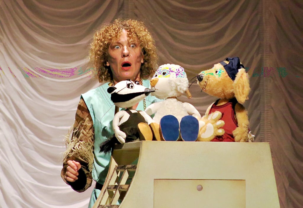 Puppenspielerin Claudia Tost vom Theater der Altmark hatte zur Spielzeiteröffnung in Bernburg den ?Kleinen Rabe Socke? und seine Freunde mitgebracht.
