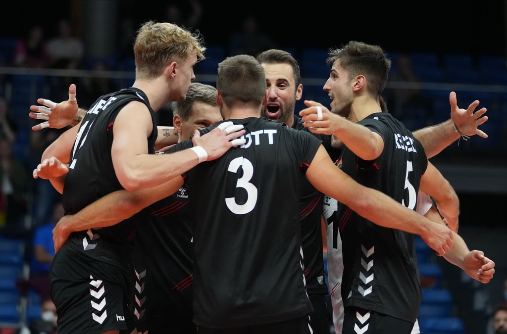 Die deutschen Volleyballer haben die Gruppenphase der EM mit einem Sieg beendet.