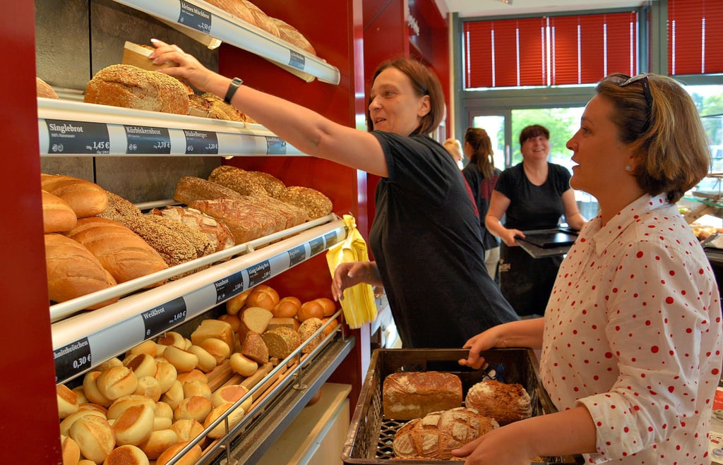 Peggy Meyer, Mitarbeiterin der Lebenshilfe Stendal, hat einen Außenarbeitsplatz im Backhaus Wetzel in der Stadtseeallee. Chefin Diana Wetzel (rechts) freut sich über die Zusammenarbeit.