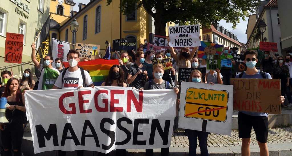 Anhänger der Fridays for Future Bewegung demonstrieren gegen Hans-Georg Maaßen.