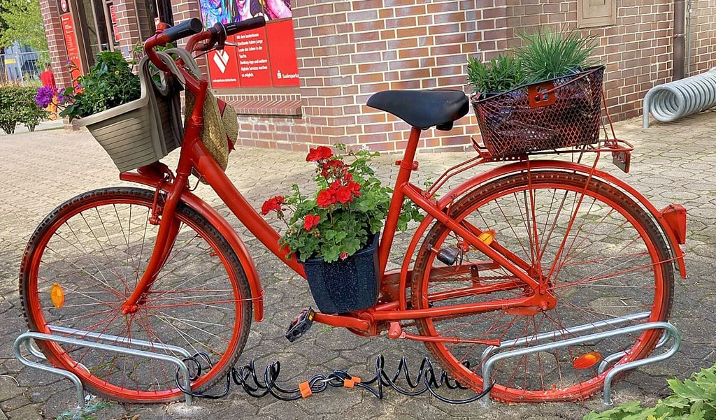 Auch vor der Saalesparkasse steht ein blühendes Fahrrad.