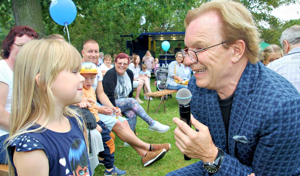 Wolfgang Lippert unterhielt sich beim Tiergartenfest in Bernburg mit der kleinen Elisa.